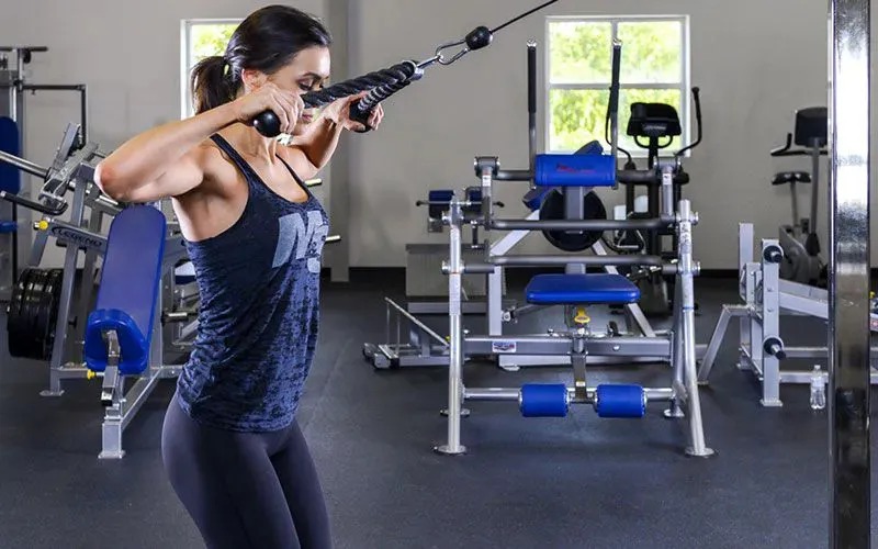 Điểm danh các bài tập vai vạm vỡ, săn chắc 5 Kéo cáp ngang mặt là bài tập phổ biến trong các chương trình rèn luyện sức mạnh